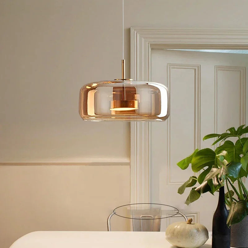 Szklana lampa wisząca LED — minimalistyczny klosz, złote wykończenie | Norivo Norivo