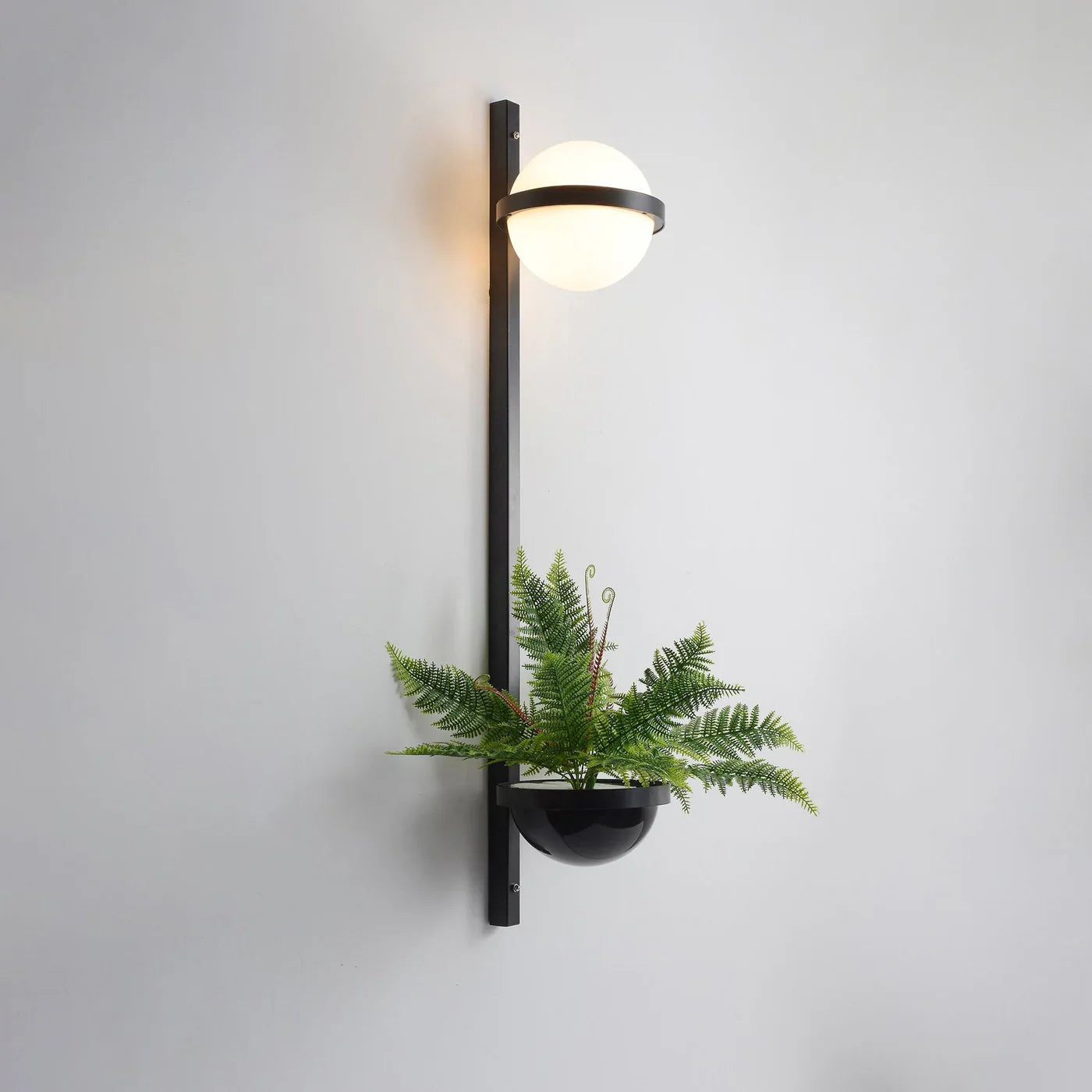 Nowoczesna lampa ścienna z kulami LED i doniczką — designerska kolumna świetlna | Norivo Norivo