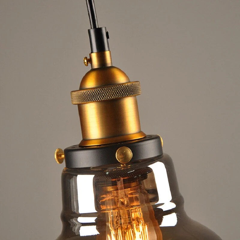 Industrialna lampa wisząca retro — klosz z dymionego szkła, złote wykończenie | Norivo Norivo