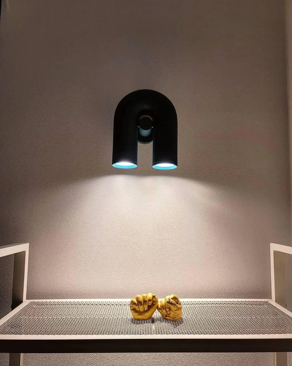 Nowoczesna lampa ścienna LED w kształcie łuku — designerski kinkiet, 4 kolory | Norivo Norivo