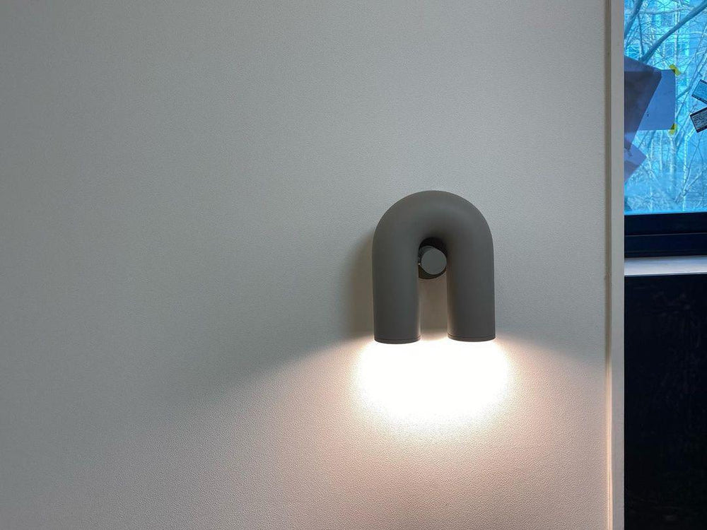 Nowoczesna lampa ścienna LED w kształcie łuku — designerski kinkiet, 4 kolory | Norivo Norivo