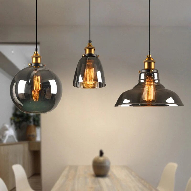 Industrialna lampa wisząca retro — klosz z dymionego szkła, złote wykończenie | Norivo Norivo