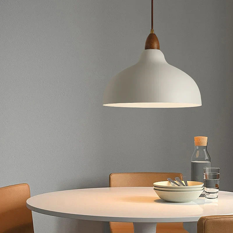 Lampa wisząca z drewnianym akcentem — minimalistyczny design | Norivo Norivo