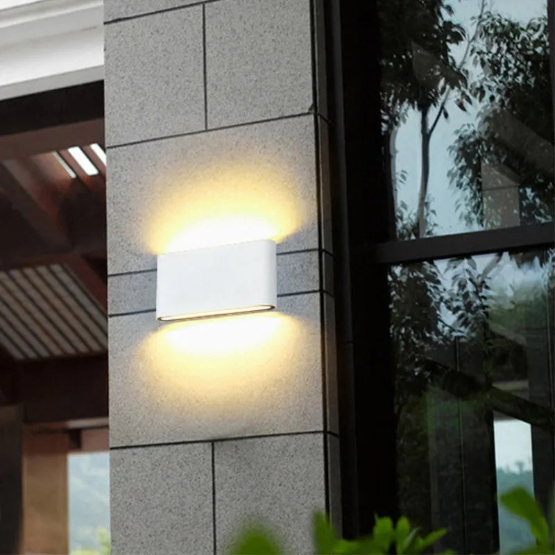 Wodoodporny kinkiet LED — oświetlenie dwukierunkowe góra/dół, aluminium | Norivo Norivo