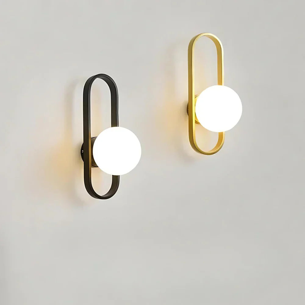Nowoczesny kinkiet — lampa ścienna z kulą z mlecznego szkła, geometryczna rama | Norivo Norivo