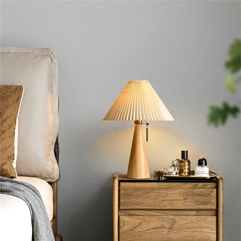 Lampa stołowa z plisowanym kloszem — drewniana podstawa, styl skandynawski | Norivo Norivo