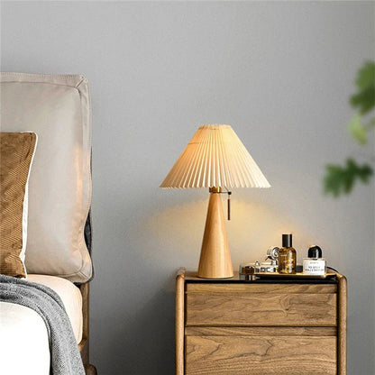 Lampa stołowa z plisowanym kloszem — drewniana podstawa, styl skandynawski | Norivo Norivo