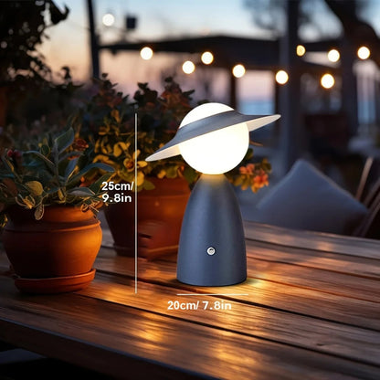 Designerska lampka nocna LED — postać z kapeluszem, metalowa, 3 kolory | Norivo Norivo