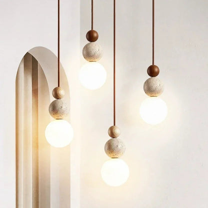 Lampa wisząca z kulistymi detalami — trawertyn i drewno | Norivo Norivo