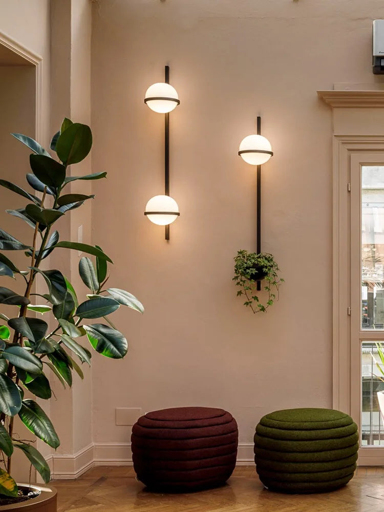 Nowoczesna lampa ścienna z kulami LED i doniczką — designerska kolumna świetlna | Norivo Norivo