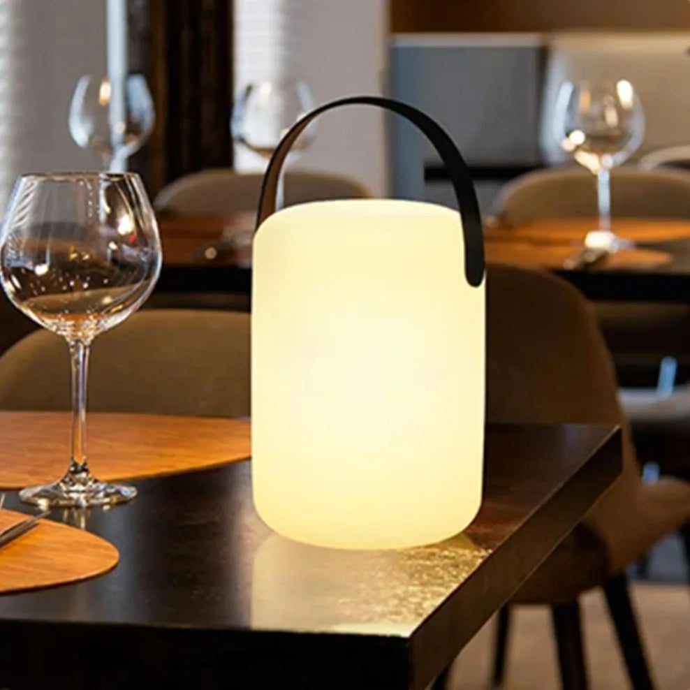 Przenośna lampka LED RGB z pilotem — ładowanie USB, 16 kolorów, 4 style | Norivo Norivo