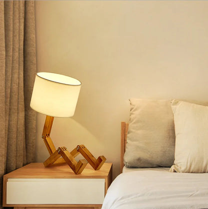 Designerska lampa stołowa drewniana — regulowana, forma "robot" | Norivo Norivo