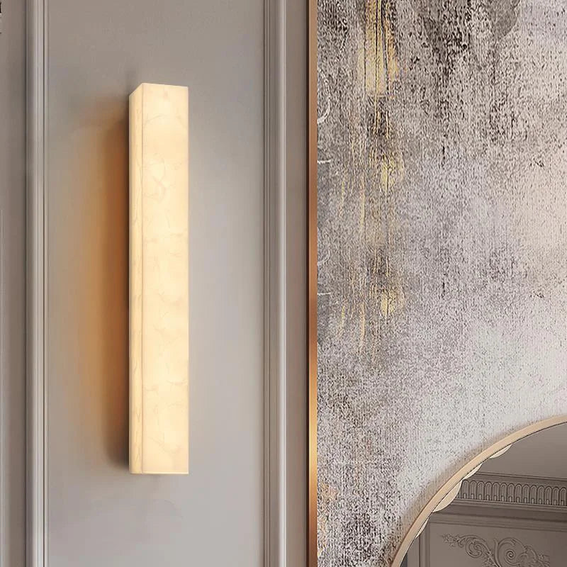 Kinkiet ścienny LED z kamienia naturalnego — pionowa lampa premium z alabastru | Norivo Norivo