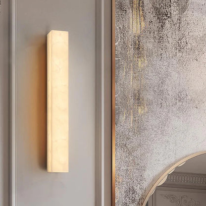 Kinkiet ścienny LED z kamienia naturalnego — pionowa lampa premium z alabastru | Norivo Norivo