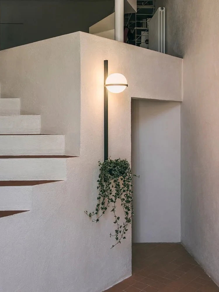 Nowoczesna lampa ścienna z kulami LED i doniczką — designerska kolumna świetlna | Norivo Norivo