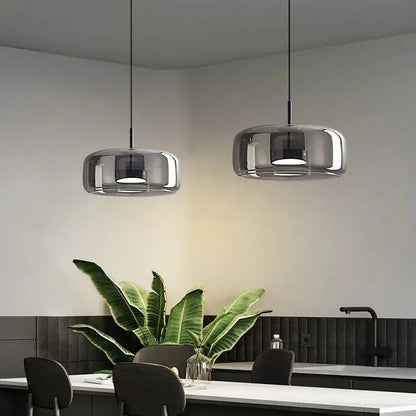 Szklana lampa wisząca LED — minimalistyczny klosz, złote wykończenie | Norivo Norivo