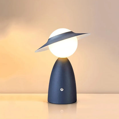 Designerska lampka nocna LED — postać z kapeluszem, metalowa, 3 kolory | Norivo Norivo