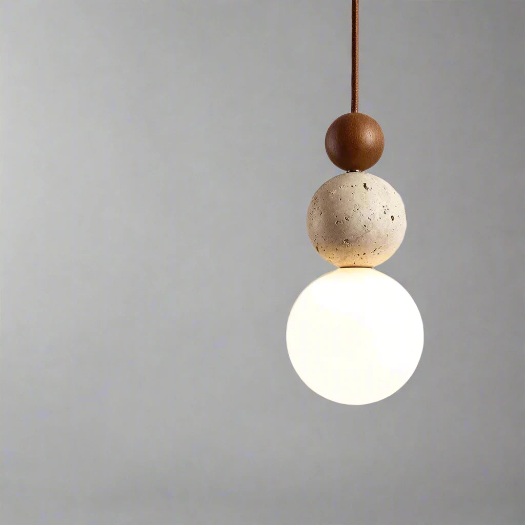 Lampa wisząca z kulistymi detalami — trawertyn i drewno | Norivo Norivo