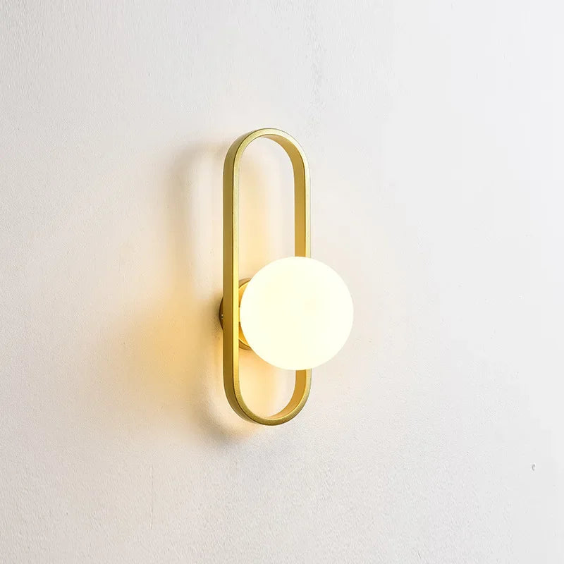 Nowoczesny kinkiet — lampa ścienna z kulą z mlecznego szkła, geometryczna rama | Norivo Norivo