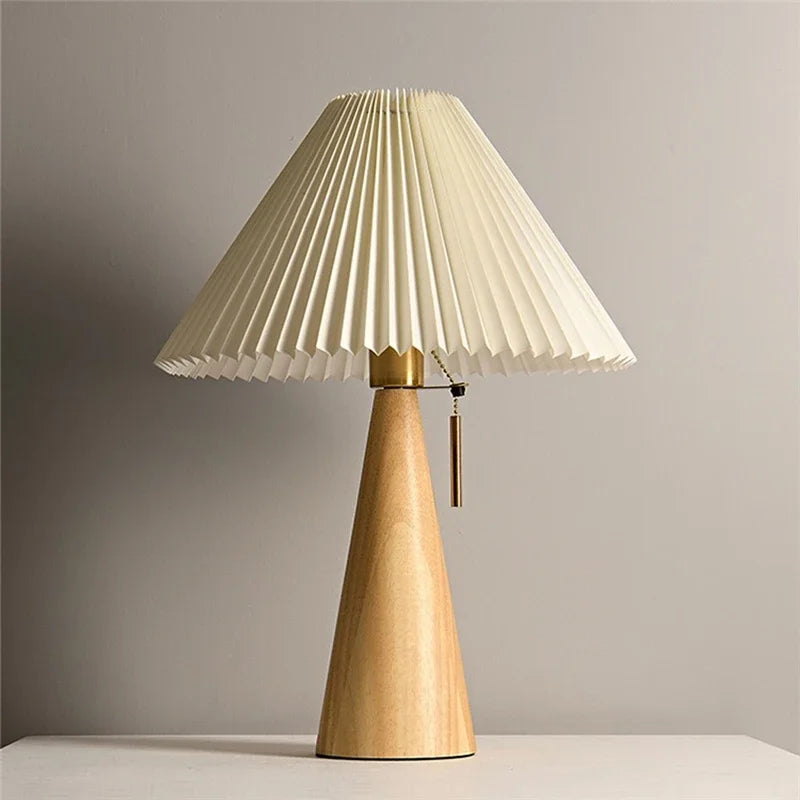 Lampa stołowa z plisowanym kloszem — drewniana podstawa, styl skandynawski | Norivo Norivo