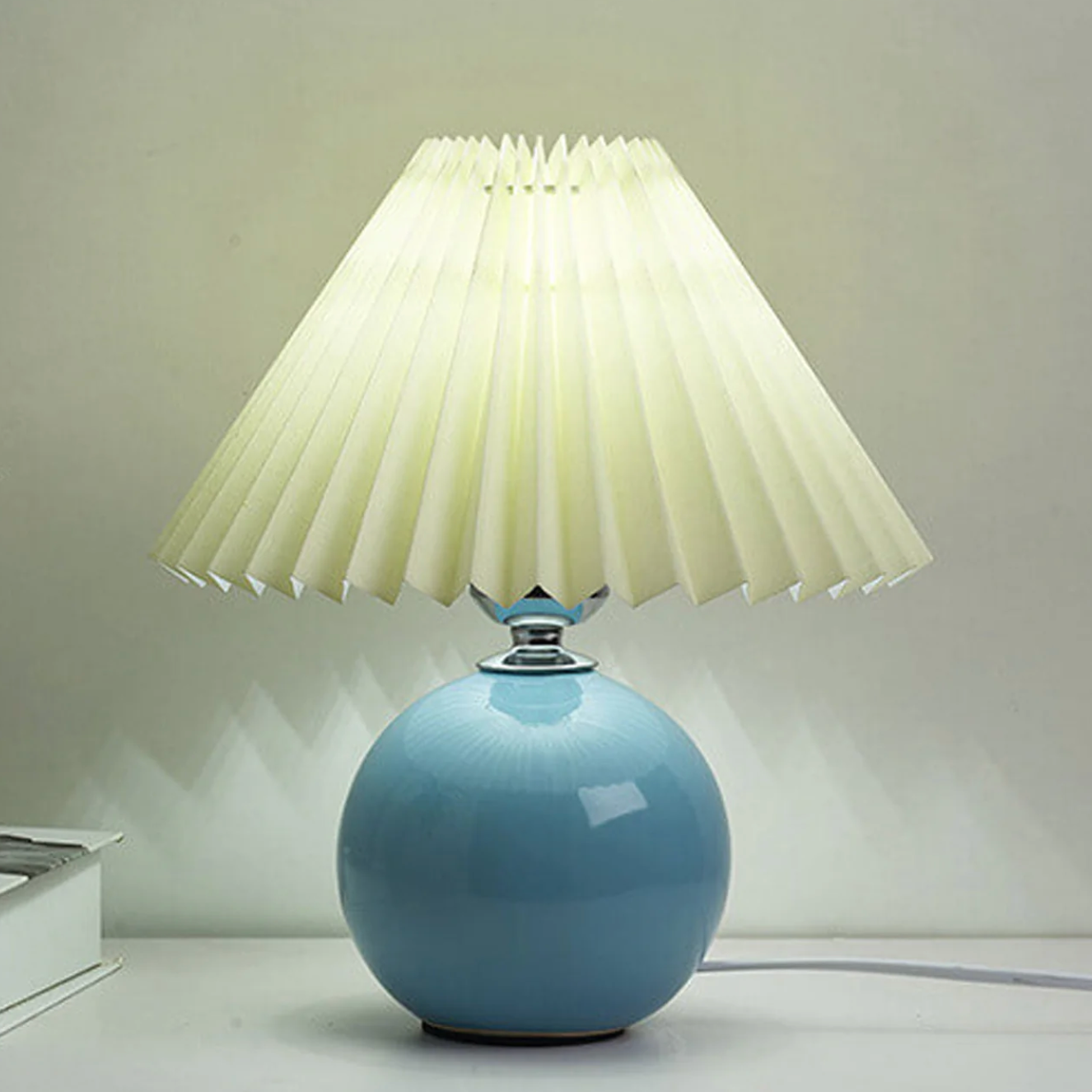Lampka stołowa z plisowanym abażurem — designerska kula, ceramiczna podstawa | Norivo Norivo