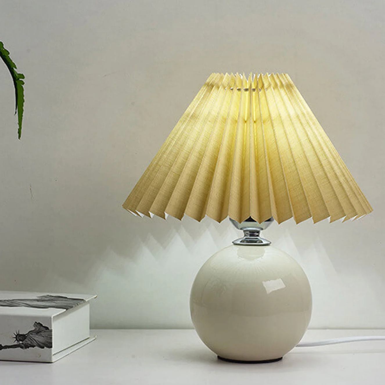 Lampka stołowa z plisowanym abażurem — designerska kula, ceramiczna podstawa | Norivo Norivo