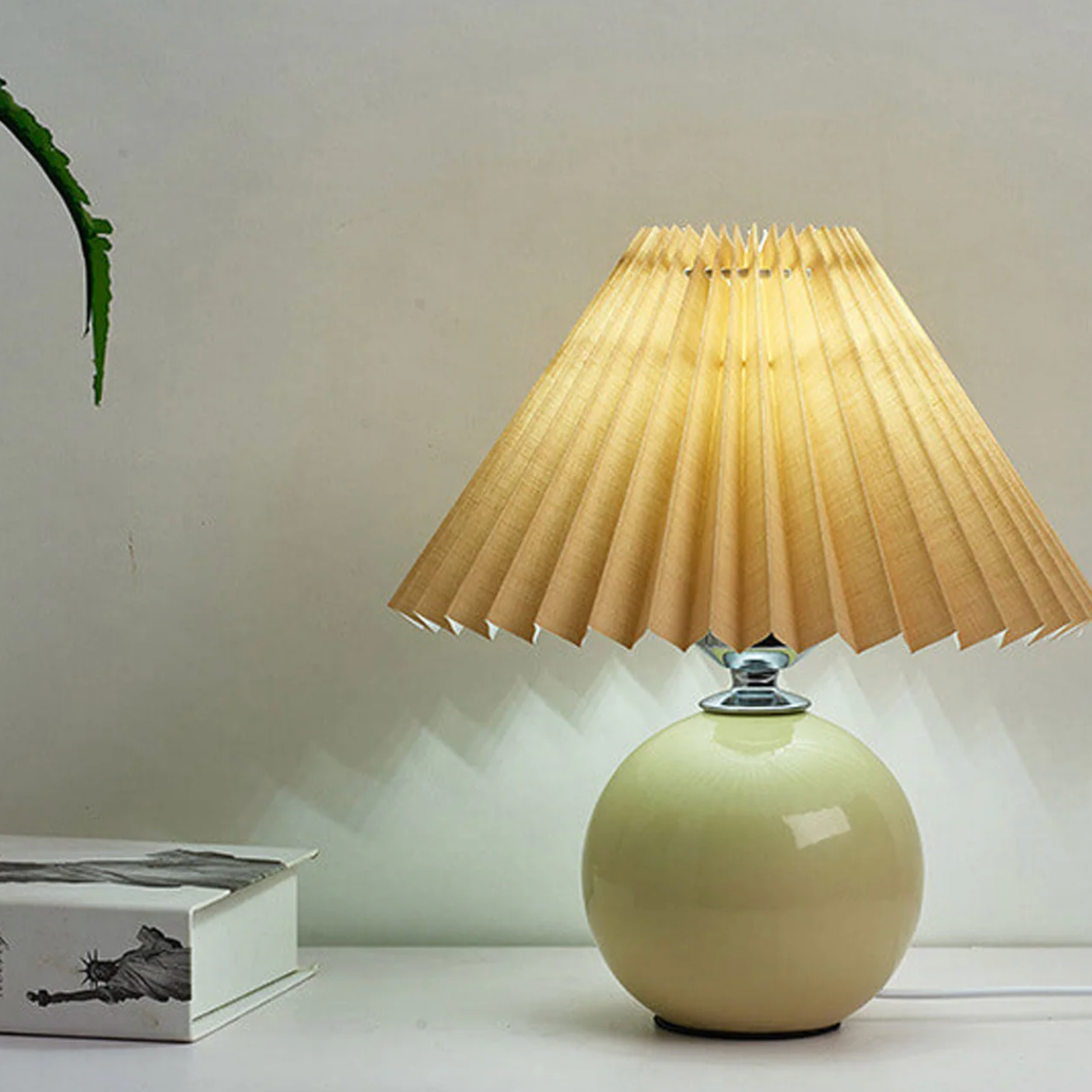 Lampka stołowa z plisowanym abażurem — designerska kula, ceramiczna podstawa | Norivo Norivo