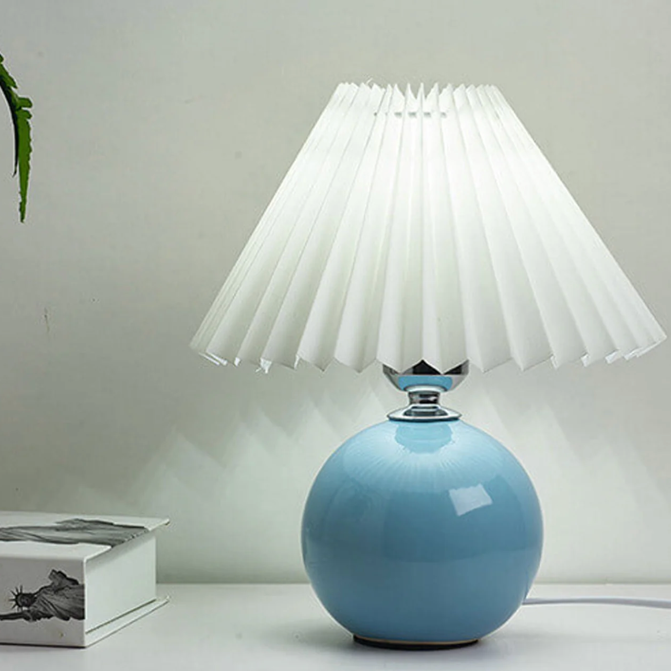 Lampka stołowa z plisowanym abażurem — designerska kula, ceramiczna podstawa | Norivo Norivo