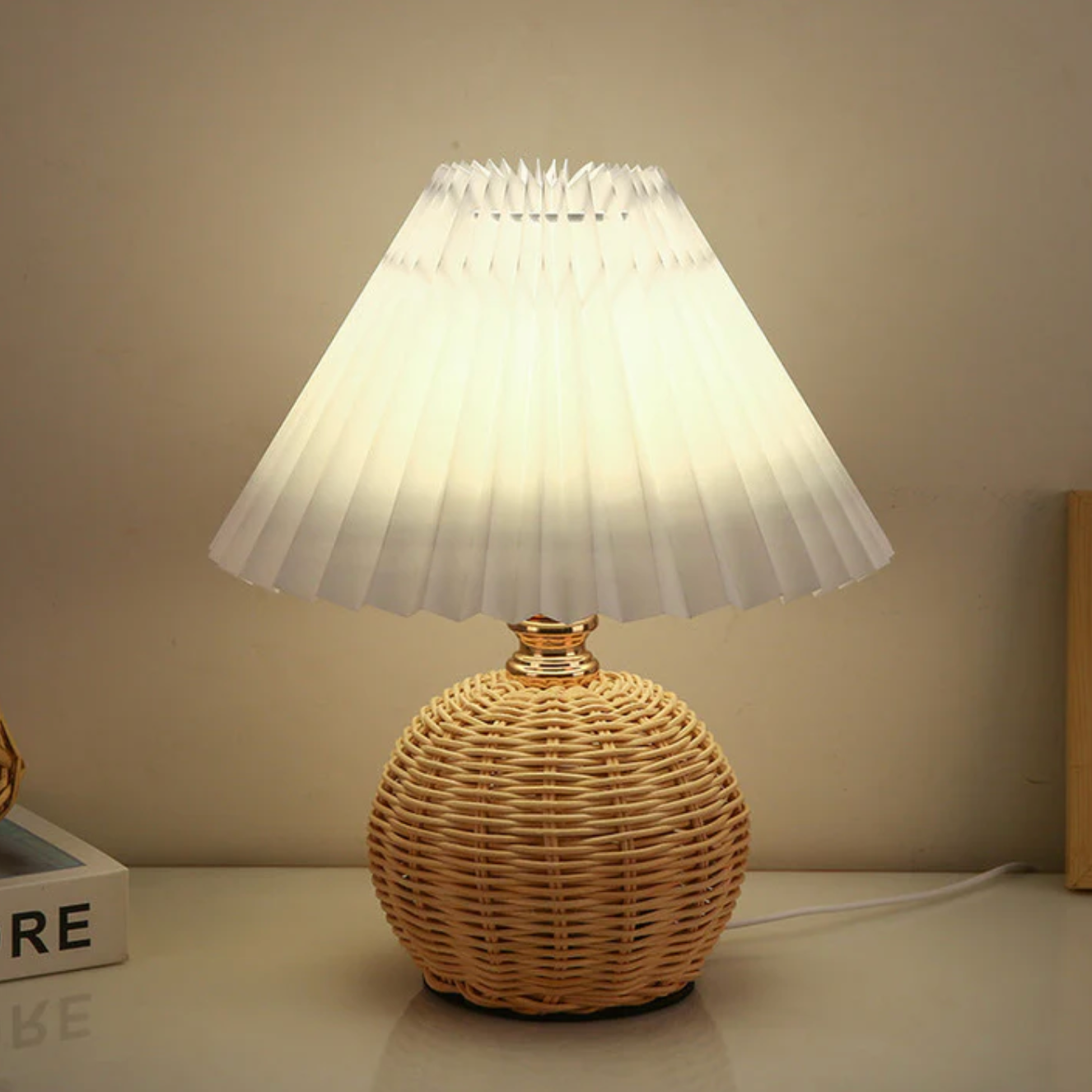 Lampka stołowa z plecioną podstawą — boho, plisowany abażur, 7 kolorów | Norivo Norivo