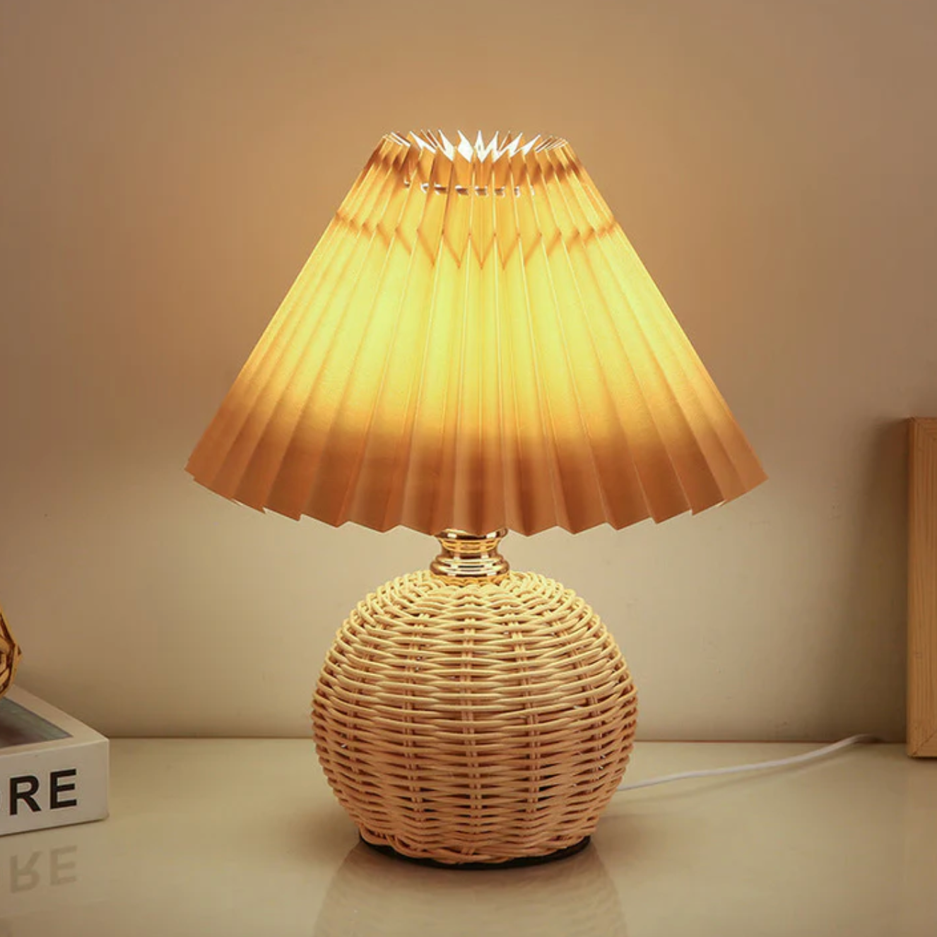 Lampka stołowa z plecioną podstawą — boho, plisowany abażur, 7 kolorów | Norivo Norivo