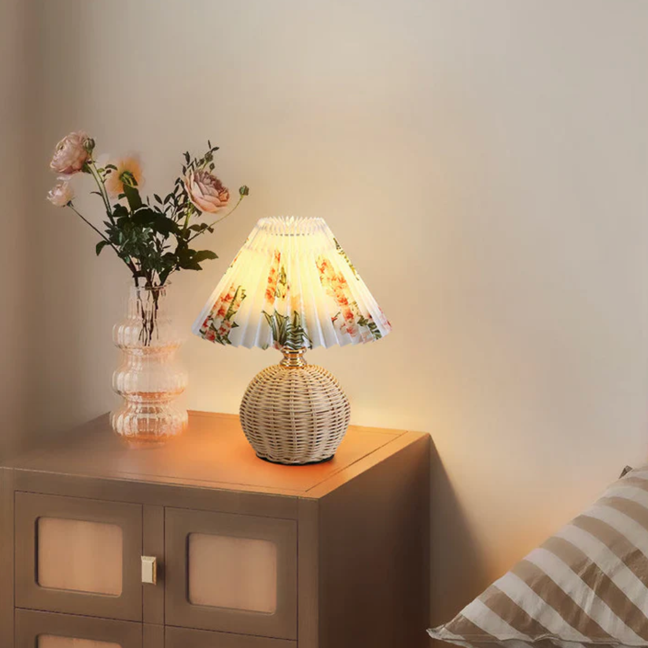 Lampka stołowa z plecioną podstawą — boho, plisowany abażur, 7 kolorów | Norivo Norivo