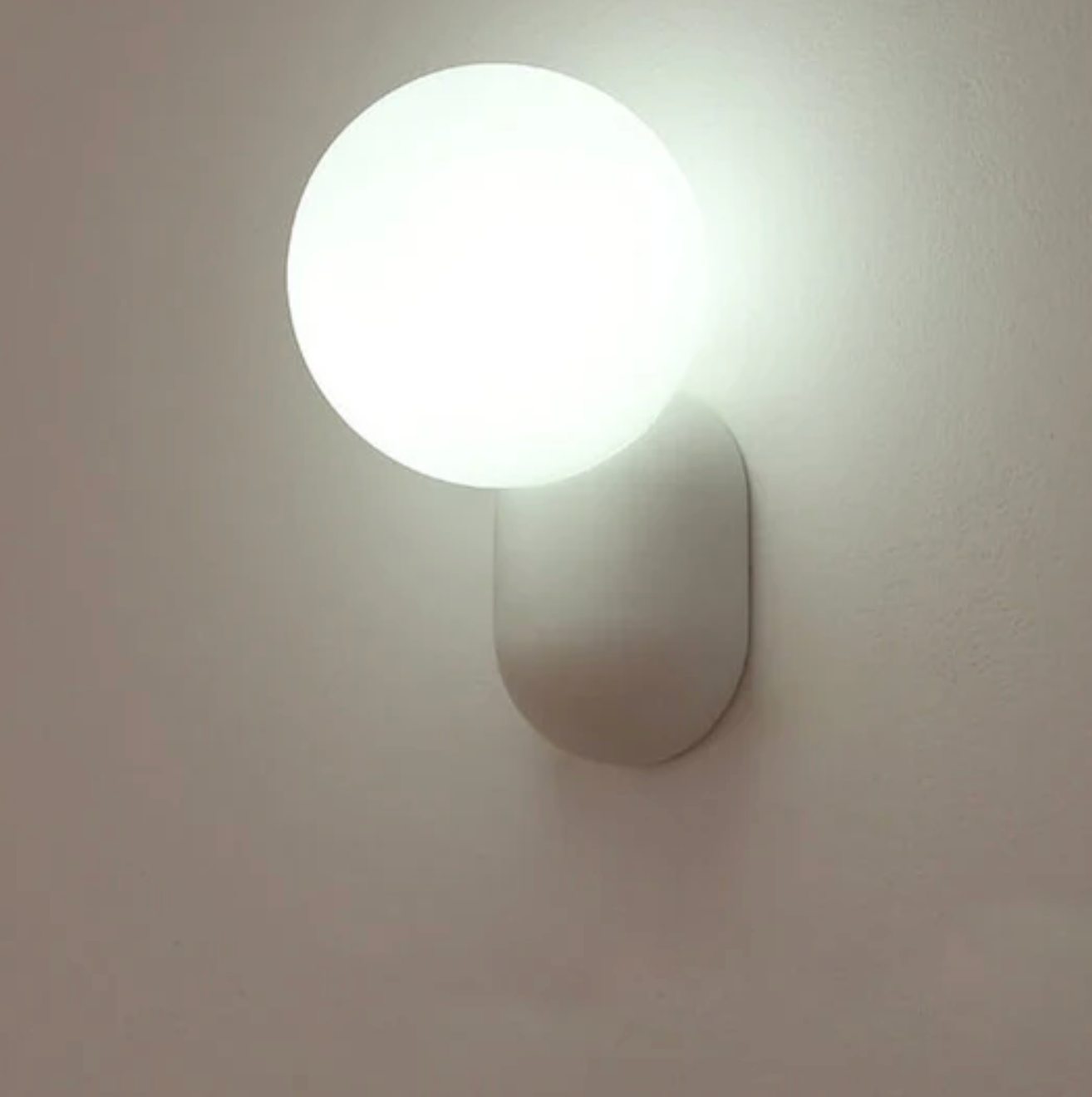 Nowoczesny kinkiet kula LED — designerska lampa ścienna, 5 kolorów | Norivo Norivo