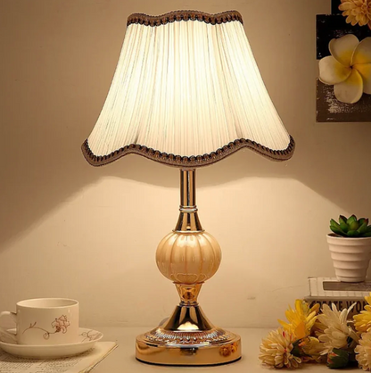 Klasyczna lampa stołowa z abażurem — styl retro, szkło i chrom, 4 wersje | Norivo Norivo