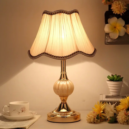 Klasyczna lampa stołowa z abażurem — styl retro, szkło i chrom, 4 wersje | Norivo Norivo
