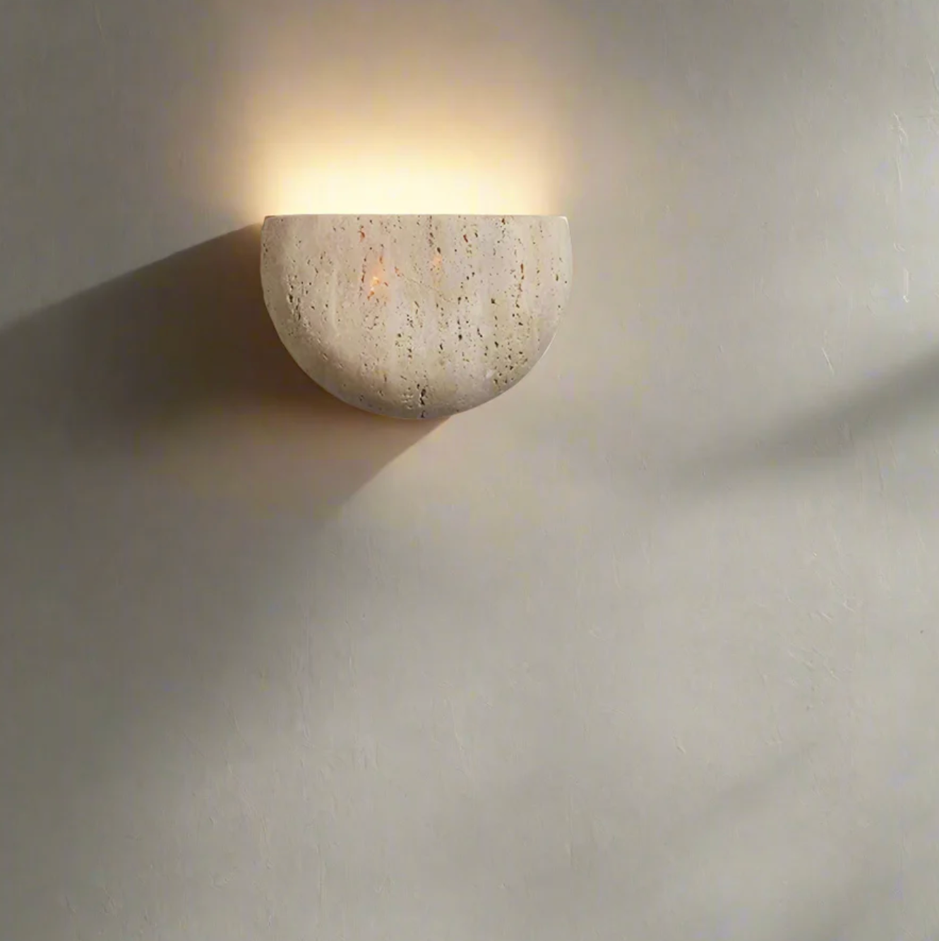Kinkiet ścienny z kamienia naturalnego — półokrągła lampa LED | Norivo Norivo