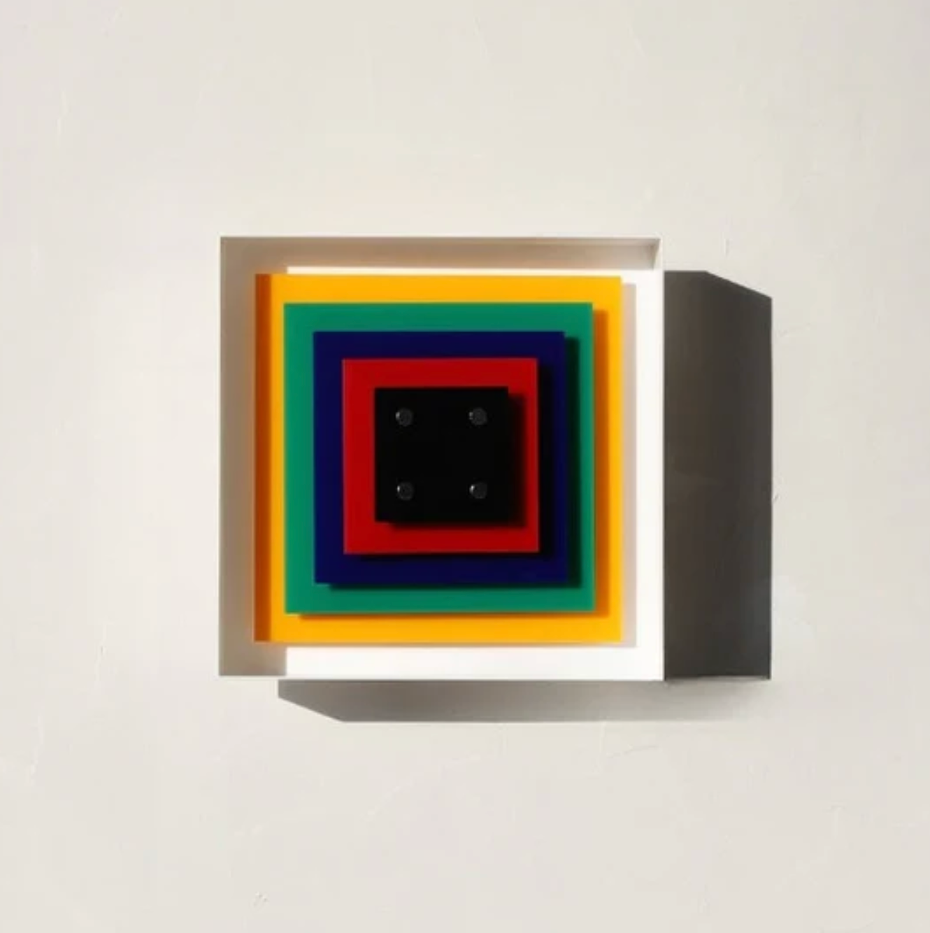 Designerski kinkiet ścienny Geometry — kolorowa lampa dekoracyjna z łańcuszkiem | Norivo Norivo