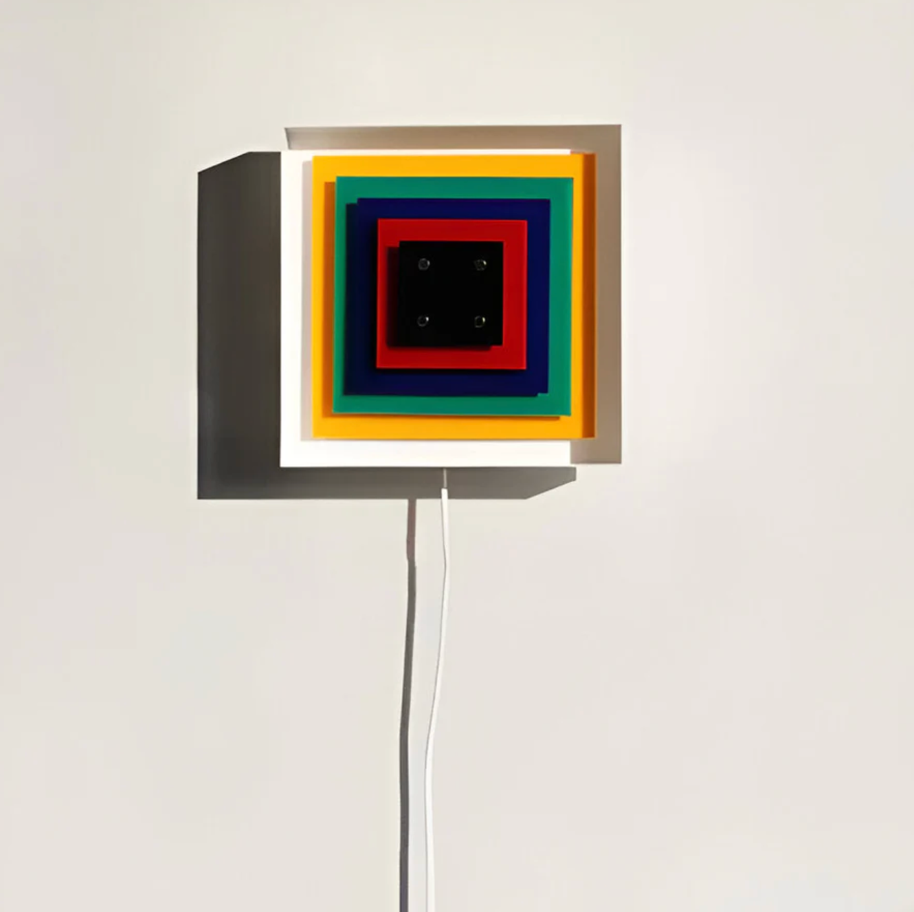 Designerski kinkiet ścienny Geometry — kolorowa lampa dekoracyjna z łańcuszkiem | Norivo Norivo
