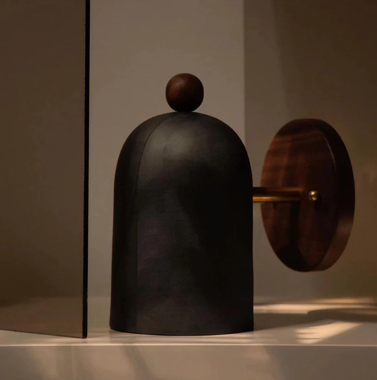Nowoczesny kinkiet ścienny z drewnianą podstawą — minimalistyczna lampa nordycka | Norivo Norivo