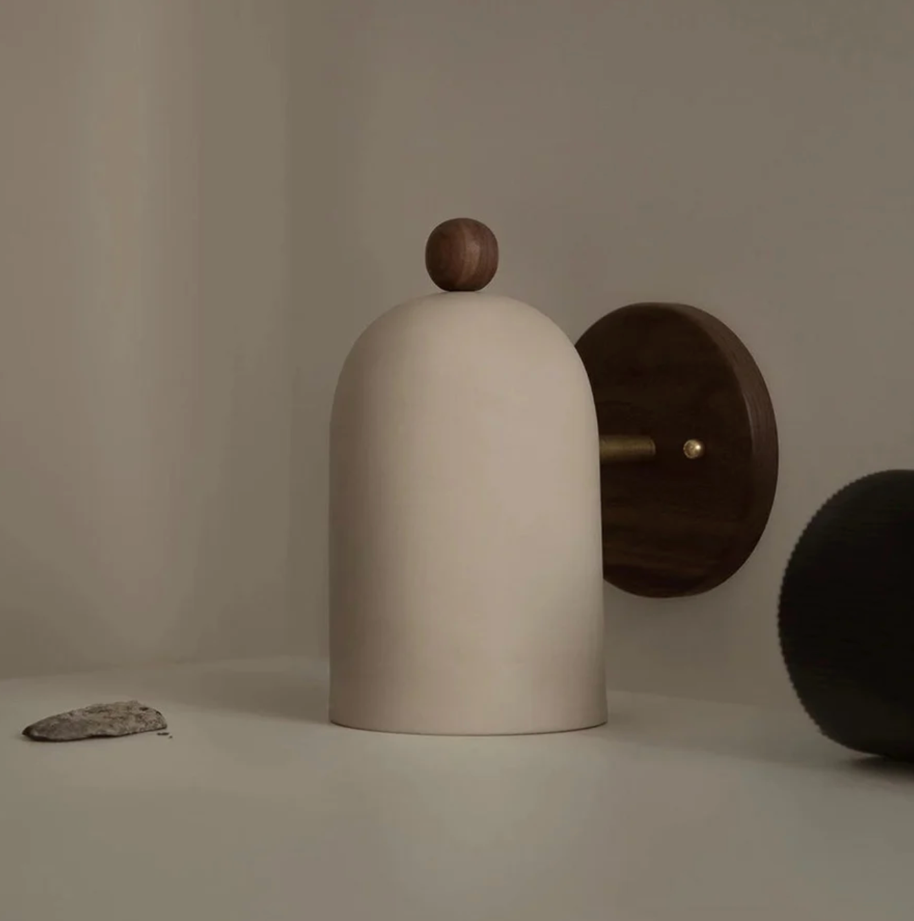 Nowoczesny kinkiet ścienny z drewnianą podstawą — minimalistyczna lampa nordycka | Norivo Norivo