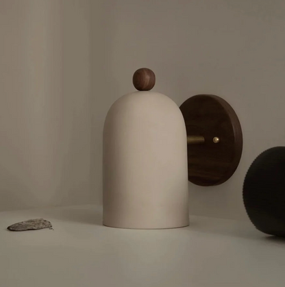 Nowoczesny kinkiet ścienny z drewnianą podstawą — minimalistyczna lampa nordycka | Norivo Norivo