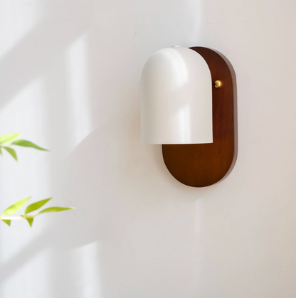 Nowoczesny kinkiet ścienny z drewnianą podstawą — minimalistyczna lampa nordycka | Norivo Norivo