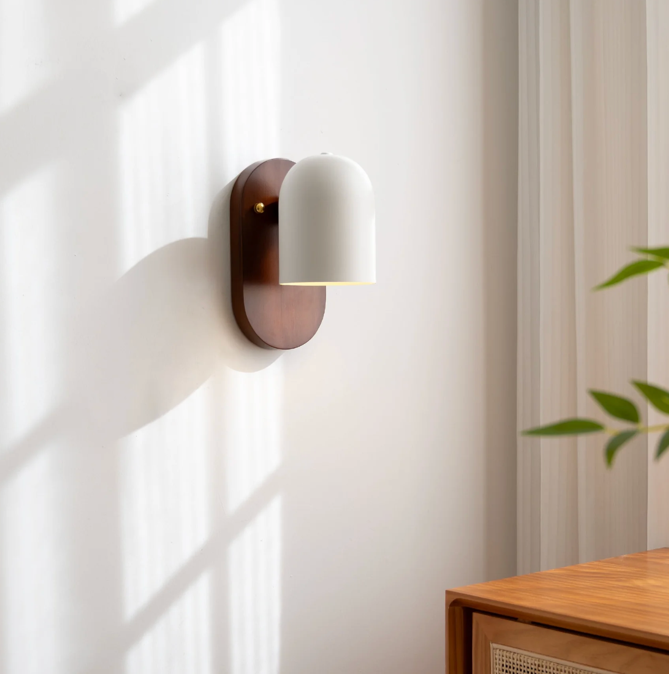 Nowoczesny kinkiet ścienny z drewnianą podstawą — minimalistyczna lampa nordycka | Norivo Norivo