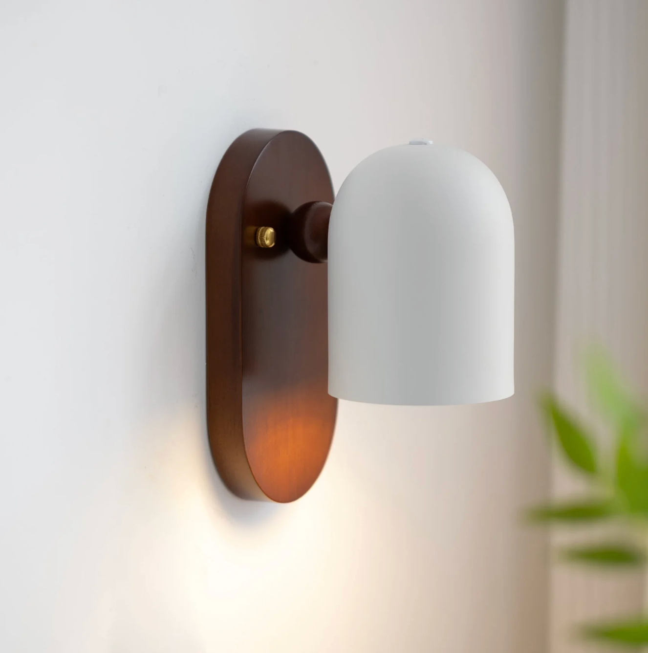 Nowoczesny kinkiet ścienny z drewnianą podstawą — minimalistyczna lampa nordycka | Norivo Norivo