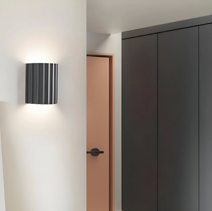 Nowoczesny kinkiet ścienny z żebrowaną strukturą — lampa LED CCT, 4 kolory | Norivo Norivo