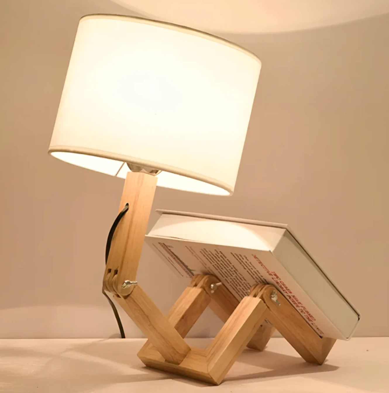 Designerska lampa stołowa drewniana — regulowana, forma "robot" | Norivo Norivo