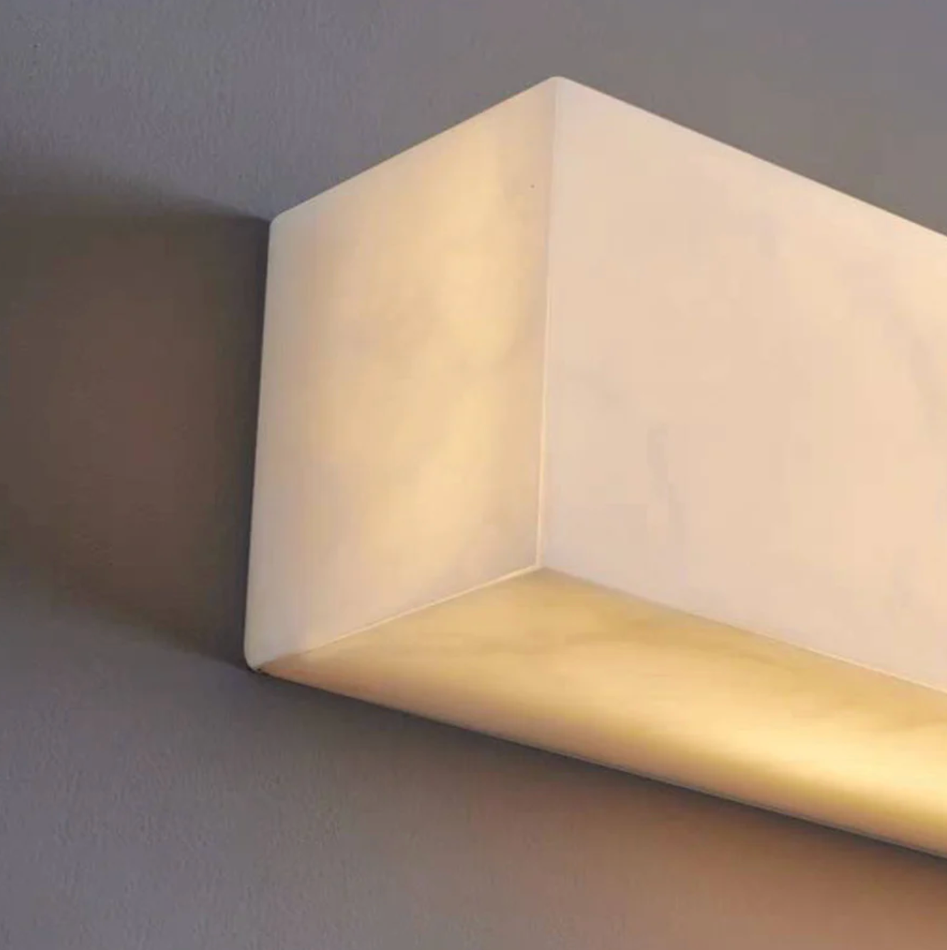 Kinkiet ścienny LED z kamienia naturalnego — pionowa lampa premium z alabastru | Norivo Norivo