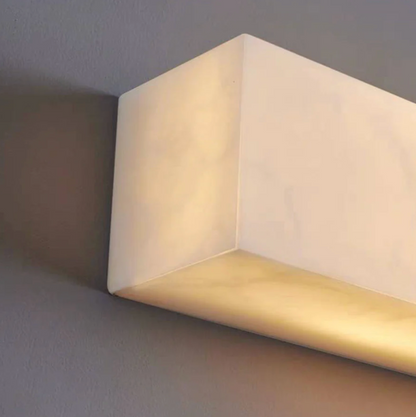 Kinkiet ścienny LED z kamienia naturalnego — pionowa lampa premium z alabastru | Norivo Norivo