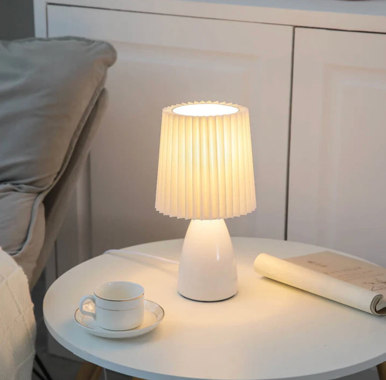 Klasyczna lampa stołowa z plisowanym abażurem — szkło i tkanina, 2 kolory | Norivo Norivo