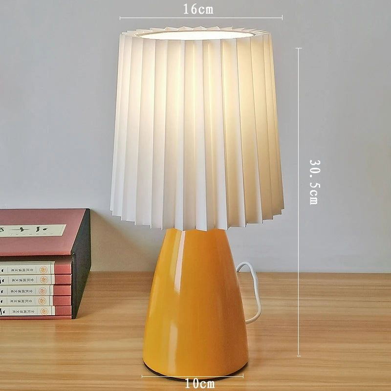 Klasyczna lampa stołowa z plisowanym abażurem — szkło i tkanina, 2 kolory | Norivo Norivo