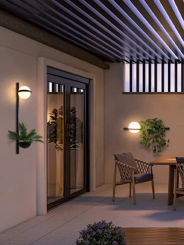 Nowoczesna lampa ścienna z kulami LED i doniczką — designerska kolumna świetlna | Norivo Norivo